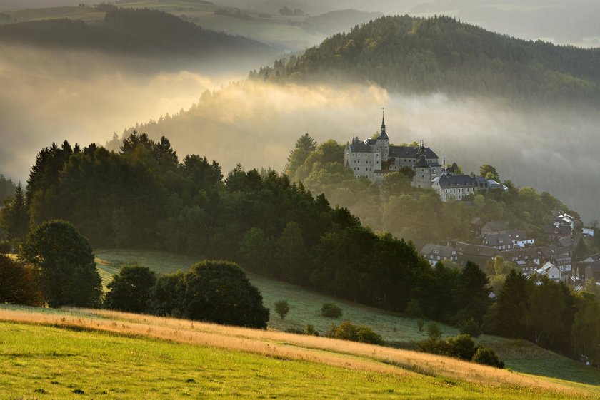 Ansicht auf die Burg Lauenstein im Morgennebel
