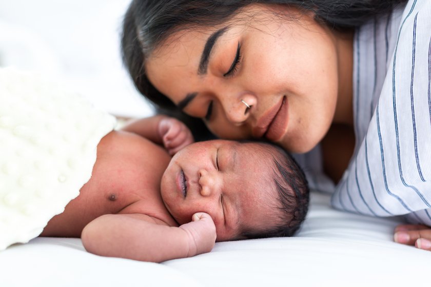 Geburt Bilder: Mama und Neugeborenes