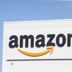 Galaktische Deko: Die Glaskugel von Amazon holt das Weltall ins Wohnzimmer