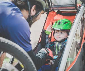 Baby im Fahrradanhänger: sicher auf Tour mit der richtigen Ausstattung