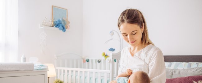 Baby schläft beim Stillen ein und 9 weitere Stillprobleme