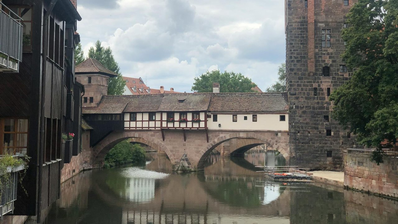 Durch die Altstadt von Nürnberg fließt ein Fluss mit P. Wie heißt er?