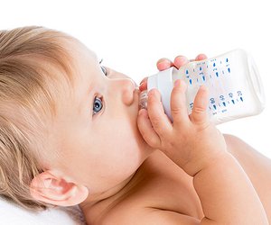 Wieviel muss ein Baby trinken? - 10 Fragen zum Trinken bei Babys