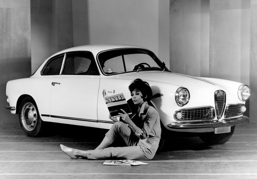 Schwarz-weiße Fotografie eines Alfa Romeo Giulia Sprint Coupe. Cab Bertone, 1963