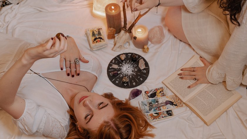 Zwei Frauen praktizieren ein astrologisches Ritual