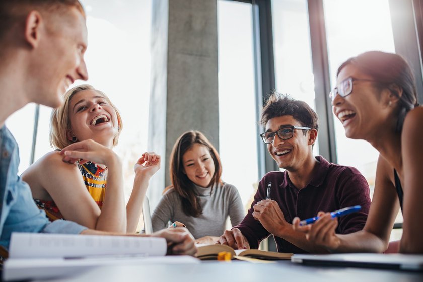 Studenten-Witze: Gruppe Studierender lacht gemeinsam