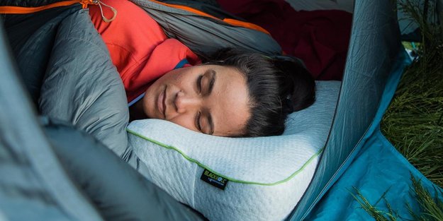 Nackenschmerzen ade: Amazon verkauft preisgekröntes Premium-Kissen zum Sparpreis