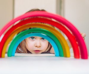Montessori-Spielzeug: 13 pädagogisch wertvolle Ideen zum Lernen und Spielen