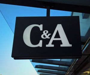 C&amp;A&#x20;verkauft&#x20;die&#x20;perfekte&#x20;Latzhose&#x20;f&#x00FC;r&#x20;Schwangere,&#x20;die&#x20;die&#x20;90er&#x20;lieben