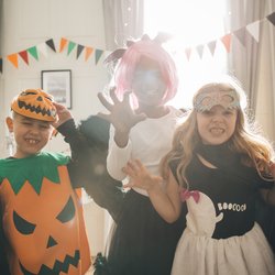 Eltern-Hack für Halloween: 12 Kostüme, die perfekt zum Sternzeichen deines Kindes passen