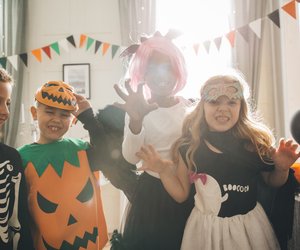 Eltern-Hack für Halloween: 12 Kostüme, die perfekt zum Sternzeichen deines Kindes passen
