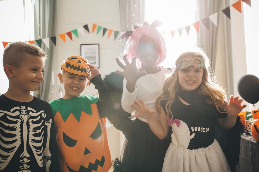 Halloween Kostüme Kinder Sternzeichen: Kinder haben Spaß auf Halloween-Party