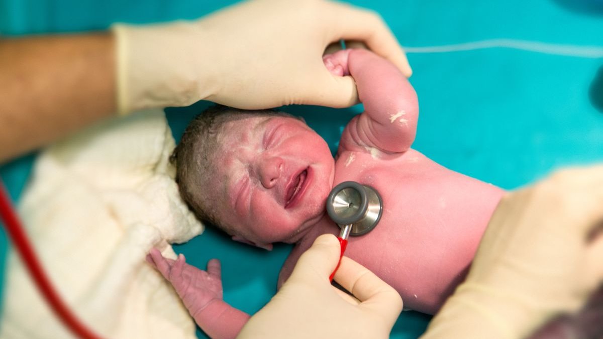 Die U1-Untersuchung ist die erste Vorsorgeuntersuchung und erfolgt direkt nach der Geburt