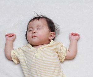 Baby nachts anziehen: So ist's dem Kleinen weder zu warm noch zu kalt
