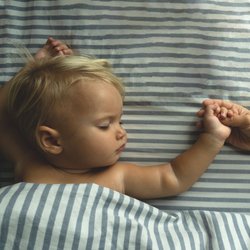 Tipps gegen Hitze: 12 Tricks, damit eure Kinder im Sommer besser schlafen