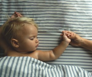 12 Tipps gegen nächtliche Hitze: So schlafen eure Kinder im Sommer besser