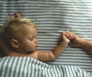 Mit diesen 12 Tipps können eure Kinder bei Hitze besser schlafen