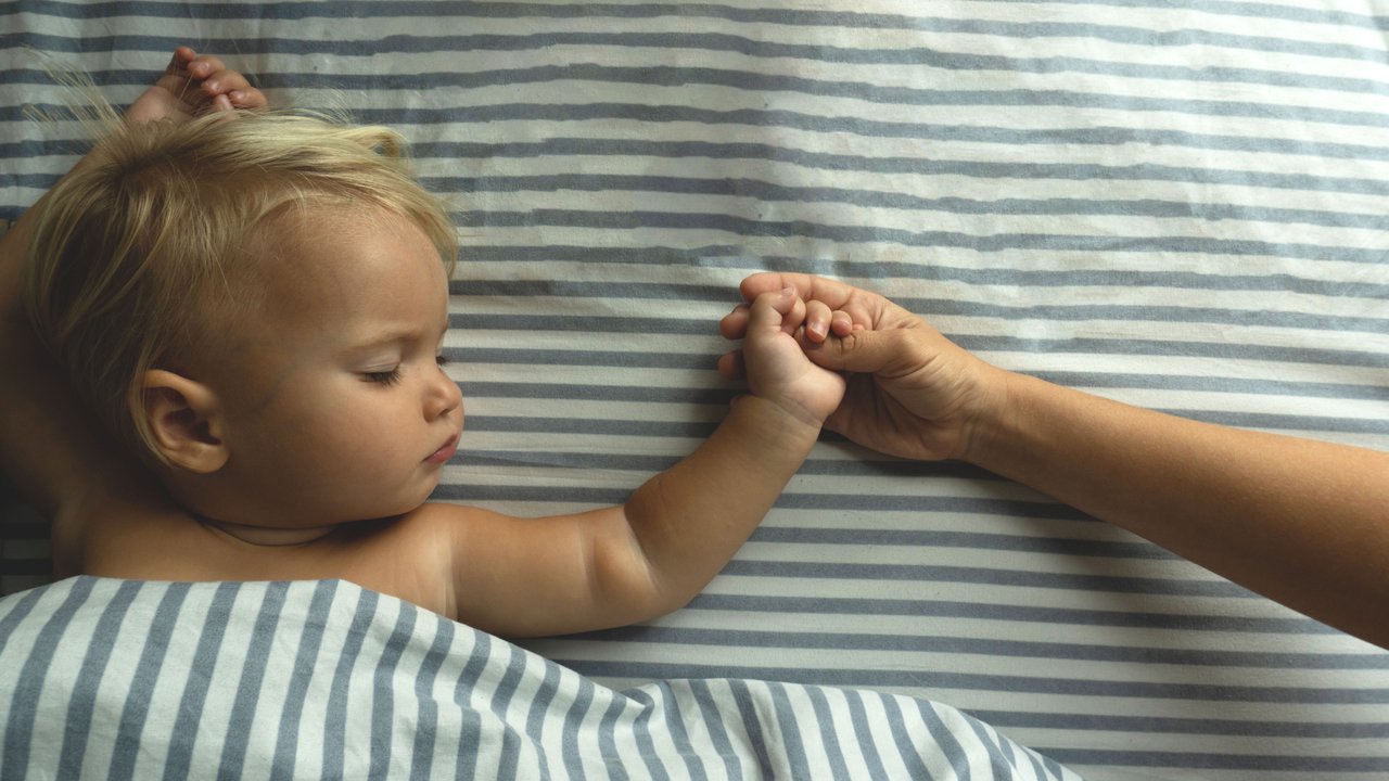 Tipps gegen Hitze: Baby schläft