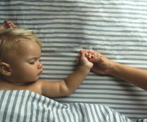 Anstrengende Sommernächte: 12 Tipps, wie eure Kinder bei Hitze besser schlafen