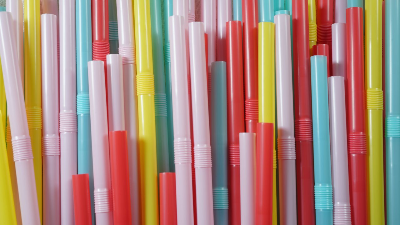 Plastik-Trinkhalme wie diese gehörten ganz lange zu unserem alltäglichen Leben.