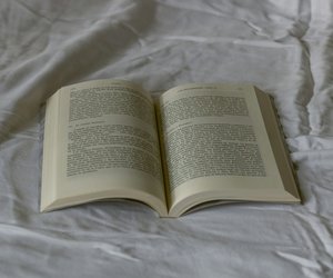 Schon alle Romane von John Grisham verschlungen? Diese Thriller gehören auf deine Leseliste!