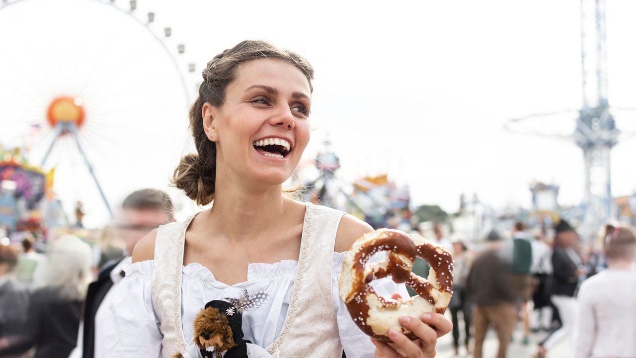 Sympathisches bayerisches Mädchen auf dem Oktoberfest