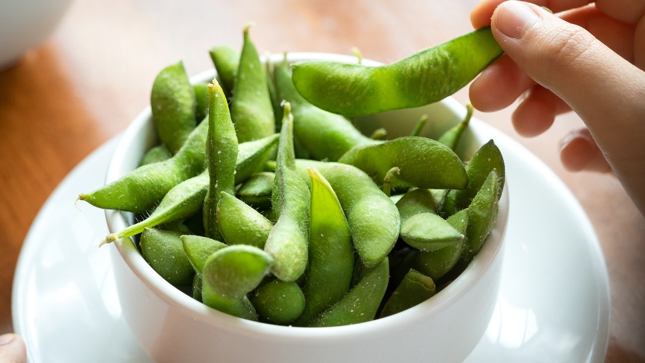 Gesalzen ist Edamame ein leckerer Snack für zwischendurch.