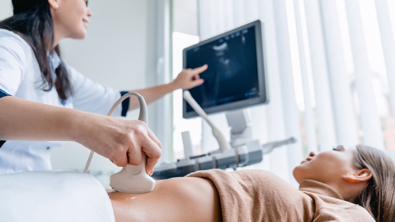 Ersttrimesterscreening: Schwangere beim Ultraschall