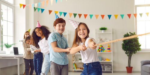 Kindergeburtstag-Spiele für drinnen: 21 neue Ideen für unvergesslichen Indoor-Spaß