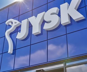 Heller Hingucker: Dieser Beistelltisch von Jysk ist ein Muss für jedes Wohnzimmer