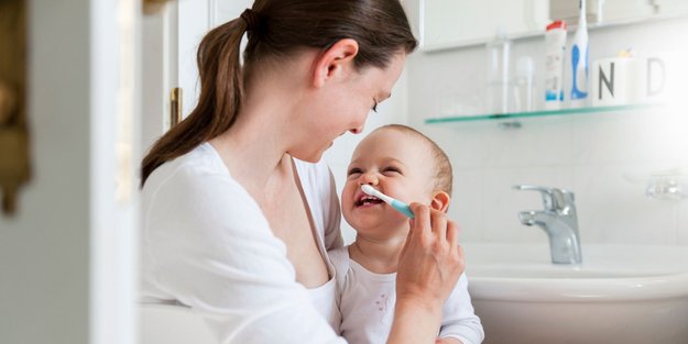 Zähneputzen beim Baby: Zahnärztin verrät, wie's richtig geht