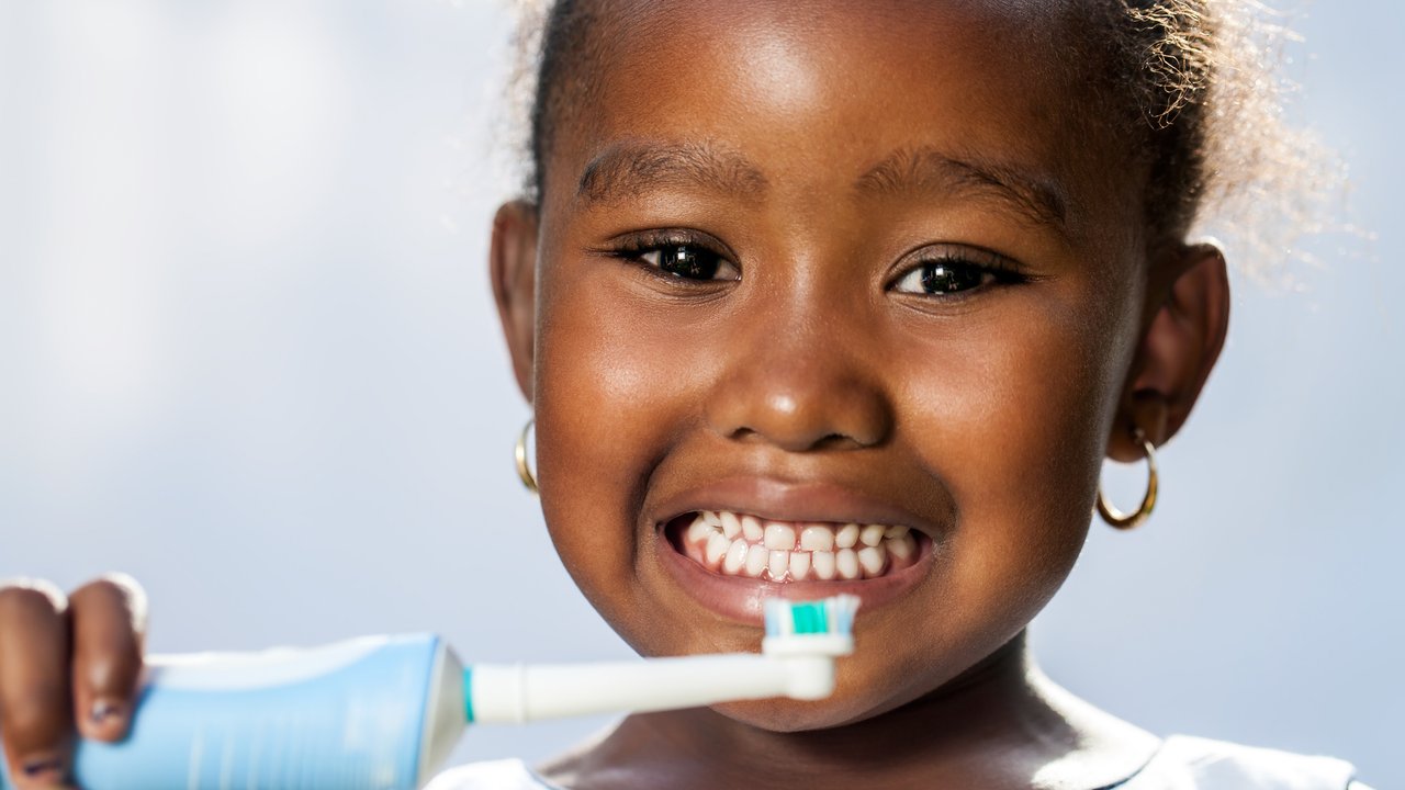 Elektrische Zahnbürste Kinder Test - Mädchen mit Zahnbürste