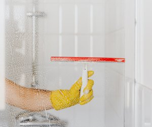 Duschkabine reinigen: So geht's einfach und schnell