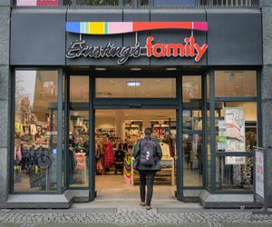 Strandausflug mit Kleinkind geplant? Das Kapuzentuch von Ernsting's family muss mit