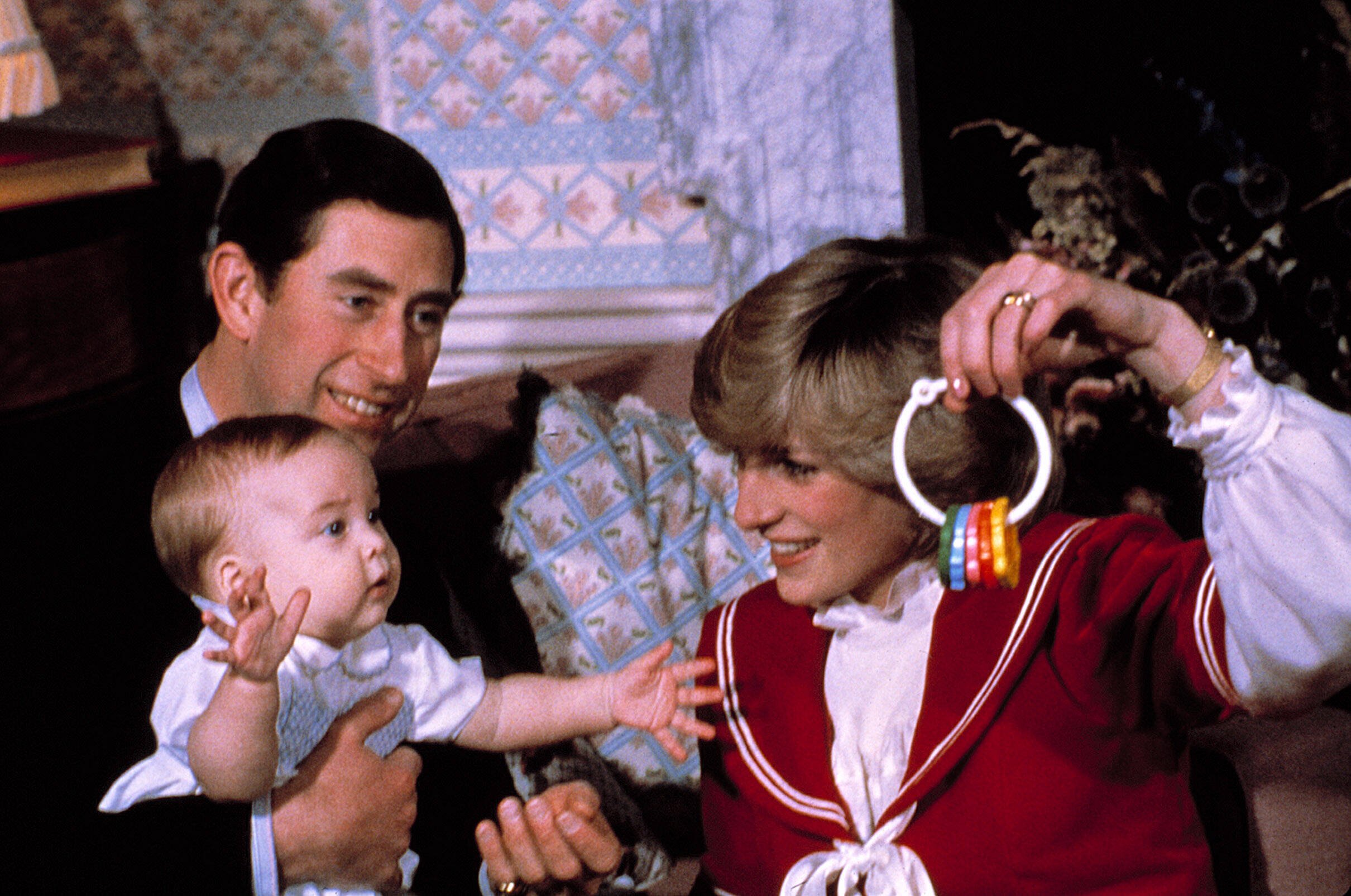 Diana spielt mit Baby Prinz William