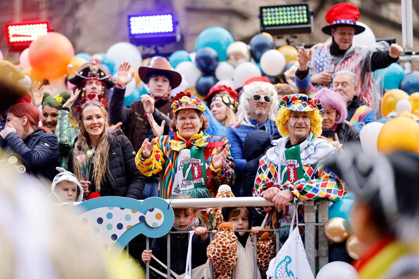 Dialekt-Challenge: Menschen feiern den Rosenmontagsumzug beim Karneval im Köln