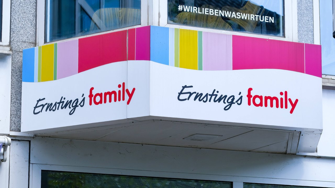 Bei Ernsting's family könnt ihr euch gerade ein schickes braunes Windlicht sichern.