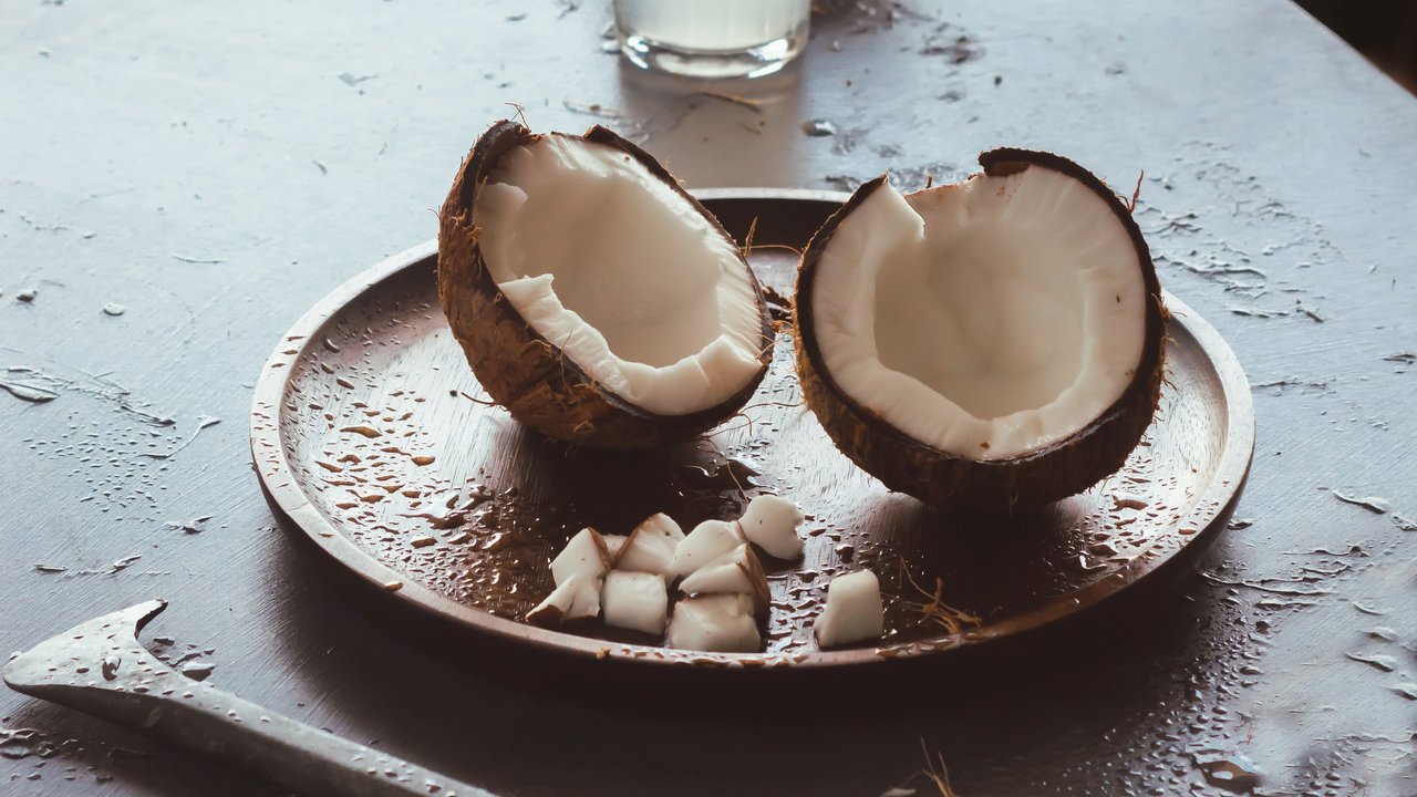 So einfach klappt das Essen der Kokosnuss