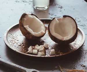 Einfacher als gedacht: Mit diesem Trick isst du Kokosnuss richtig