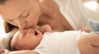 Familienbett: So schlafen Babys sicher im Elternbett