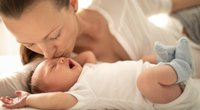 Familienbett: So schläft euer Baby sicher mit im Elternbett