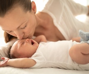 Familienbett: So schläft euer Baby sicher mit im Elternbett