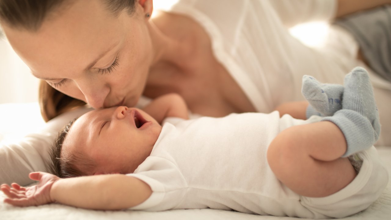 Familienbett: Baby schläft neben Mama