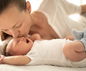 Familienbett: So schlafen Babys sicher im Elternbett
