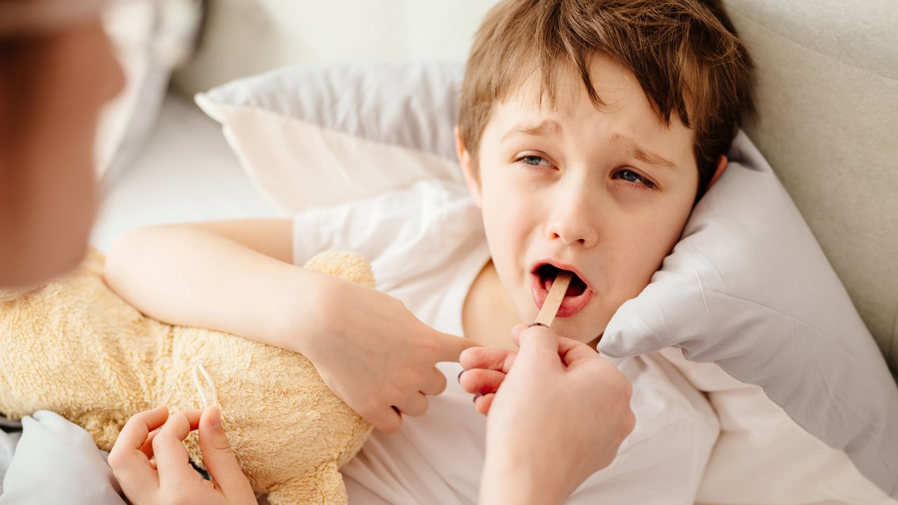Diphtherie bei Kindern erkennen und behandeln