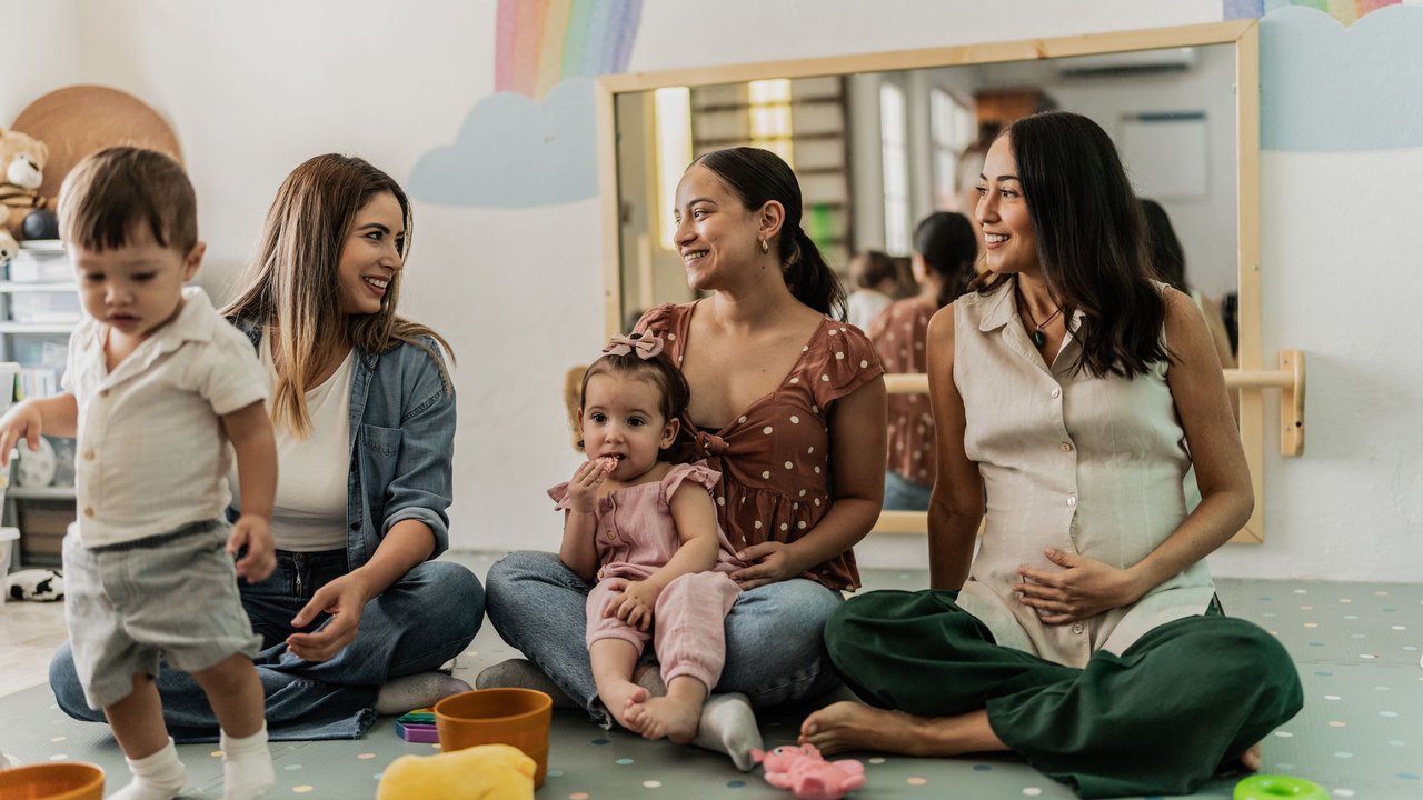 Mamas unterhalten sich in der Spielgruppe