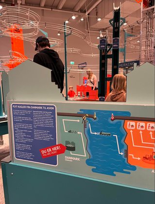 Ah, so funktioniert ein Hafen? Im Experimentarium gibt es auch Wasserspielplätze, deshalb sind Wechselklamotten eine gute Idee.