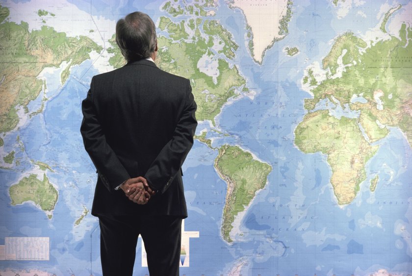 Mann betrachtet Weltkarte