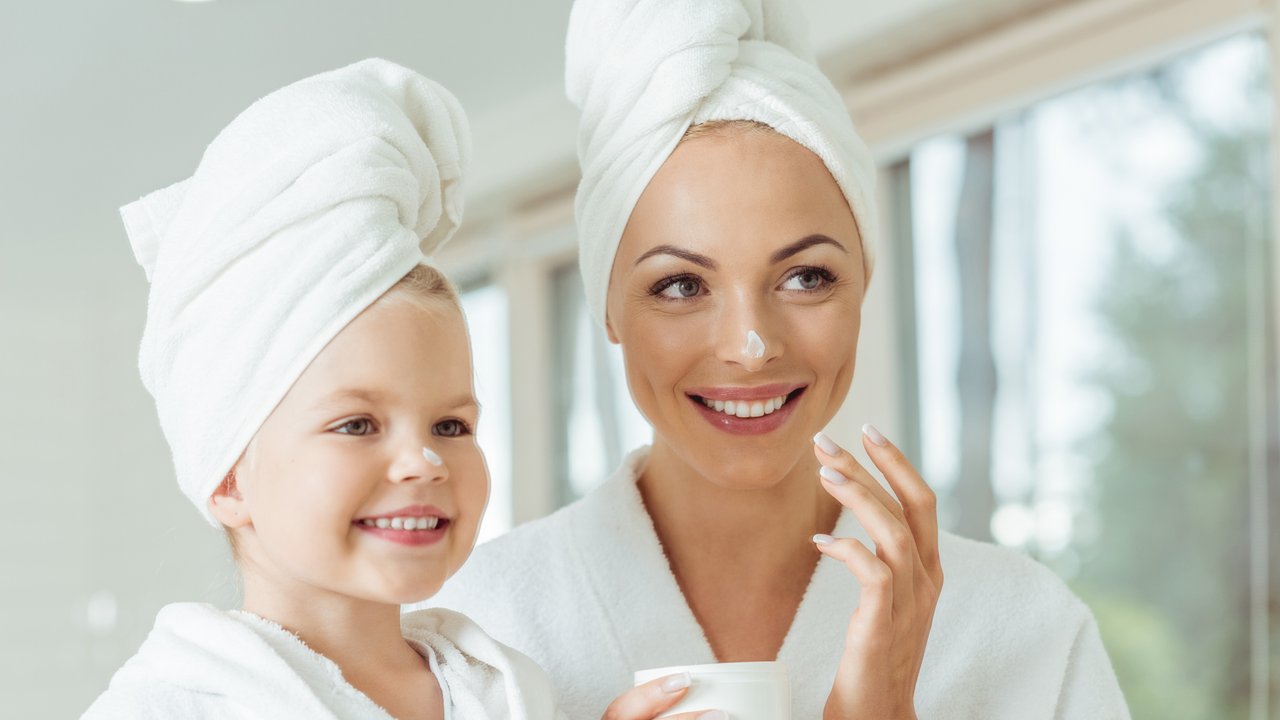 Gesichtscreme-Test: Mutter und Tochter