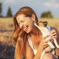 Dein Hund leckt dich ab? Dann möchte er dir etwas sagen